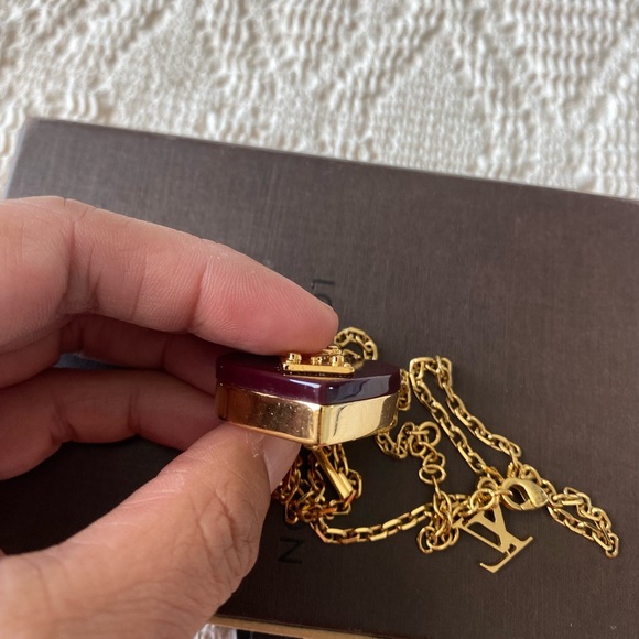 🦄 RARE 🦄 Authentic Louis Vuitton Resin Lock Me Heart Pendant Necklace - Picture 5 of 11